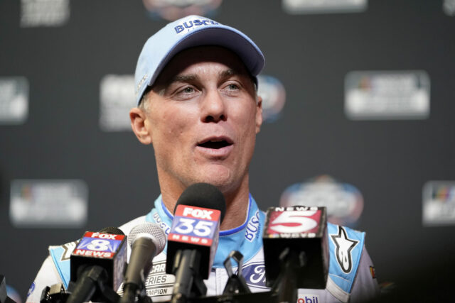 Kevin Harvick admite que escovará seu reparador de pneus enquanto discutia Brad Keselowski Gibbs

