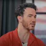 Kevin Jonas diz que quase perdeu todo o dinheiro durante o intervalo dos irmãos da banda Jonas: 'até 10 % restantes' | Vídeo