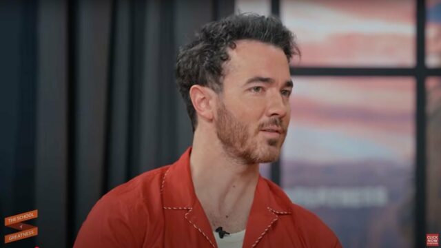 Kevin Jonas diz que quase perdeu todo o dinheiro durante o intervalo dos irmãos da banda Jonas: 'até 10 % restantes' | Vídeo

