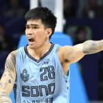 Kevin Quiambao tomou uma ação para o Goyang Soo Skygunners na Liga Coreana de Basquete (KBL).