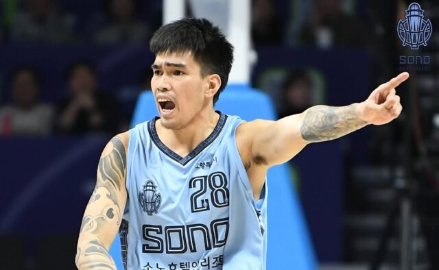 Kevin Quiambao tomou uma ação para o Goyang Soo Skygunners na Liga Coreana de Basquete (KBL).