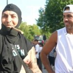 Kick streamer modeen abordado pela polícia do Reino Unido depois de jogar fogos de artifício no palácio de Buckingham