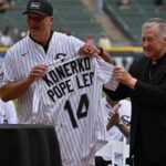 Konerko recebe o suéter de autógrafo do papa