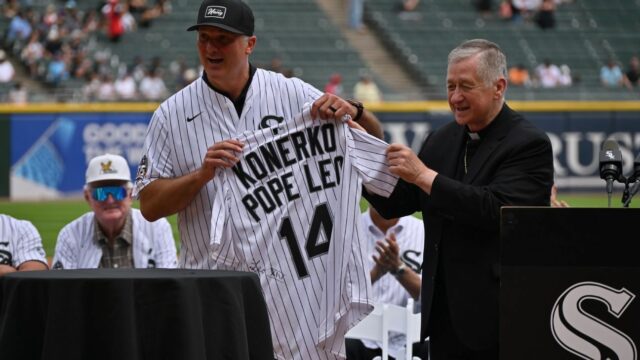 Konerko recebe o suéter de autógrafo do papa

