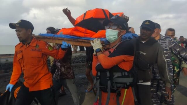 Kri Fanildo 732 foi implantado na busca de vítimas do KMP Tunu Pratama Jaya

