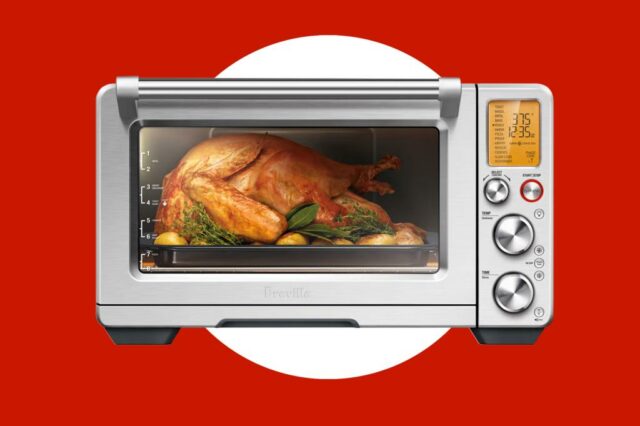 Frita de ar de forno inteligente Breville com uma tela digital.