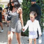 Kylie Jenner e sua famosa família comem no restaurante exclusivo Los Angeles the Ivy no sábado, para homenagear o 91º aniversário de sua avó