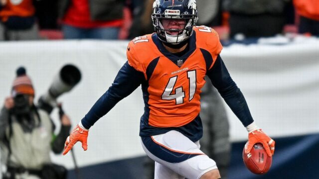 LB Sanders Bronchos ferido, carregado no acampamento


