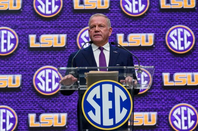 O treinador da LSU Tigers, Brian Kelly, diz nos dias da mídia da SEC.