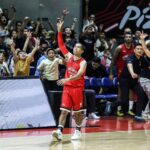 La Tenorio, a guarda de Barangay Ginebra Gin Kings, reage às semifinais da PBA Filipin Cup depois de pregar o vencedor do jogo contra San Miguel Beemen contra San Miguel Beemen. - -
