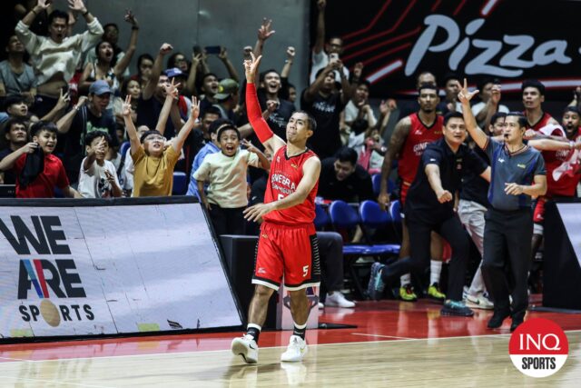 La Tenorio, a guarda de Barangay Ginebra Gin Kings, reage às semifinais da PBA Filipin Cup depois de pregar o vencedor do jogo contra San Miguel Beemen contra San Miguel Beemen. - -