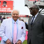 Lancashir distingue o engenheiro de Faroch, Clive Lloyd com Old Trafford Stands