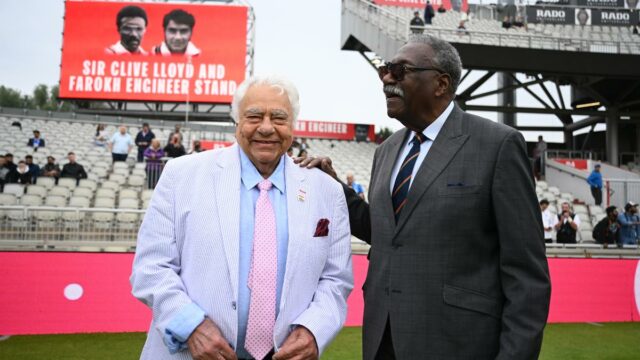 Lancashir distingue o engenheiro de Faroch, Clive Lloyd com Old Trafford Stands

