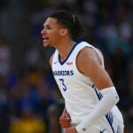 Omari Moore (29), de San Antonio Spurs, nasce no primeiro trimestre de sua liga de verão clássica da Califórnia no Chase Center em São Francisco, Califórnia, no domingo, 6 de julho de 2025, contra os Golden State Warriors no