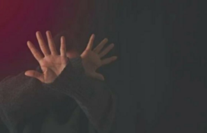 Latur: O homem atribui um homem para pedir sua associação com uma mulher Latur: O homem atribui um homem para pedir sua associação com uma mulher