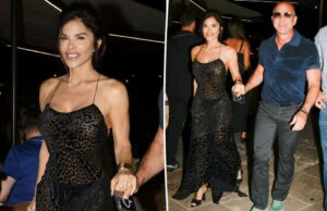 Lauren Sánchez mostra seu lado selvagem em puro vestido com estampa de animais em St. Tropez Date Night With Jeff Bezos Lauren Sánchez mostra seu lado selvagem em puro vestido com estampa de animais em St. Tropez Date Night With Jeff Bezos