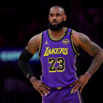 LeBron James Ideh amarra Knks por fora da temporada