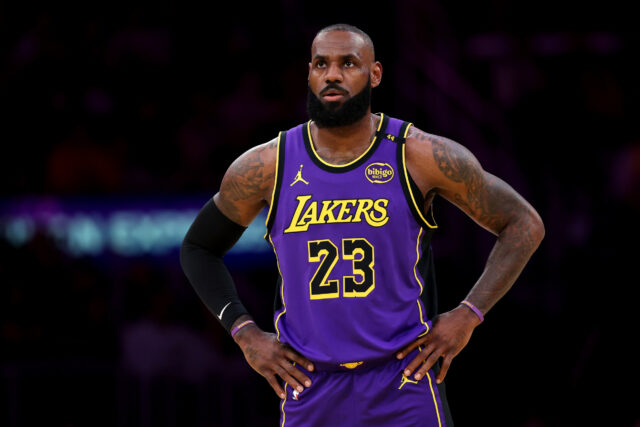LeBron James Ideh amarra Knks por fora da temporada

