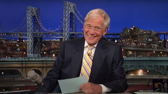 Letterman mostra o apoio de Colbert, perguntando aos antigos tiros da assadeira CBS

