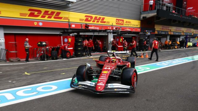 Lewis Hamilton segura as mãos após uma qualificação "inaceitável" no Grande Prêmio de Belgius

