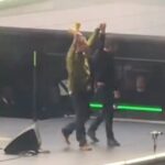 Os irmãos Oasis Noel e Liam Gallagher subiram ao palco e seguraram as mãos novamente para a noite duas de sua longa turnê de reunião em Cardiff