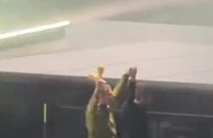 Liam e Noel Gallagher chegam ao palco e seguram as mãos quando começam a noite duas de histórica Tour de retorno – 16 anos após a divisão dramática do Oasis Os irmãos Oasis Noel e Liam Gallagher subiram ao palco e seguraram as mãos novamente para a noite duas de sua longa turnê de reunião em Cardiff