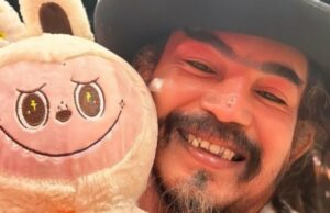 Limbad foi preso por imigração árabe devido a seus caninos, gritados por Satanás pelos oficiais Limbad foi preso por imigração árabe devido a seus caninos, gritados por Satanás pelos oficiais