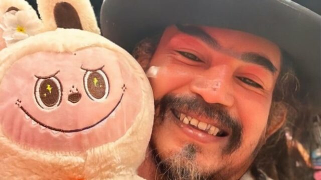 Limbad foi preso por imigração árabe devido a seus caninos, gritados por Satanás pelos oficiais

