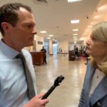 Lisa Murkovski observa com o repórter 10 segundos depois de enfrentar "Big Beautiful Bill" votos | Vídeo