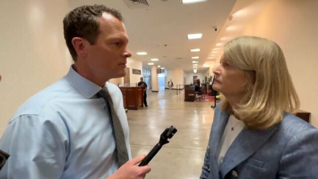 Lisa Murkovski observa com o repórter 10 segundos depois de enfrentar "Big Beautiful Bill" votos | Vídeo

