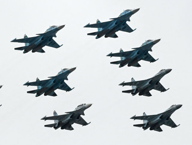 Listras russas na Ucrânia cortam a base aérea de jato em um acessório preciso

