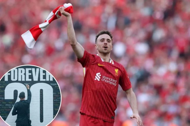Diogo Jota, do Liverpool, celebra a vitória.
