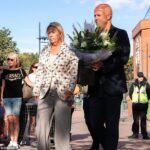 O gerente do Liverpool, Arne Slot, e sua esposa Miriam prestaram respeito a Diogo Jota e seu irmão Andre após a morte trágica