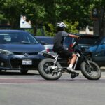 Los Altos proíbe bicicletas e e-bikes de suas calçadas