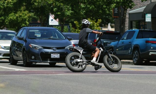Los Altos proíbe bicicletas e e-bikes de suas calçadas

