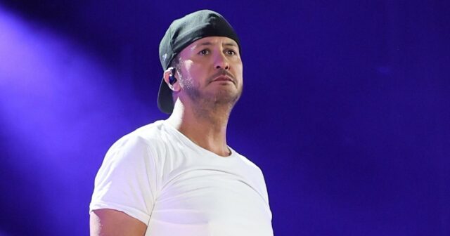 Luke Bryan cai durante o show depois de cair no telefone celular dos fãs