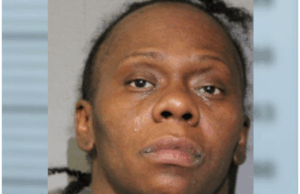 Mãe esfaqueia 3 filhos que acreditavam ser “posse dos promotores da diária Mãe esfaqueia 3 filhos que acreditavam ser "posse dos promotores da diária