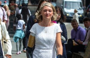 Mãe que largou o braço e a perna quando ela caiu na plataforma de tubo e sofreu dois trens “contribuíram” para seus próprios ferimentos que mudam a vida, afirma que a TFL em £ 25 milhões de humores Mãe que largou o braço e a perna quando ela caiu na plataforma de tubo e sofreu dois trens "contribuíram" para seus próprios ferimentos que mudam a vida, afirma que a TFL em £ 25 milhões de humores