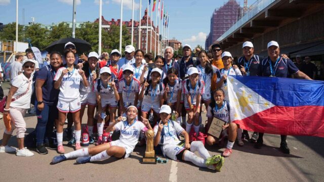 Há pouco tempo para comemorar a última vitória do Makati FC. As meninas de 2012 voarão para Londres para lutar com as academias Storey. - uma foto