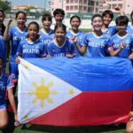As meninas do Makati FC sorriem após um acabamento prateado contra um dos programas de futebol de Portugal. - uma foto