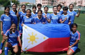Makati fc Girls planeja para outros jovens As meninas do Makati FC sorriem após um acabamento prateado contra um dos programas de futebol de Portugal. - uma foto