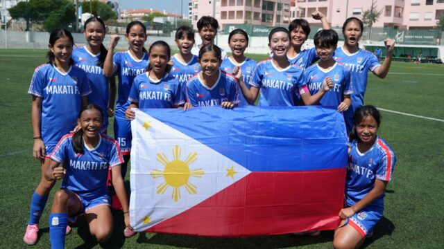 As meninas do Makati FC sorriem após um acabamento prateado contra um dos programas de futebol de Portugal. - uma foto