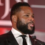 A Warner Malcolm-Jamal fala no palco durante a segunda Gala Anual Legends Legends em Intercontinental Buckhead Atlanta em 30 de setembro de 2023 em Atlanta, Geórgia.