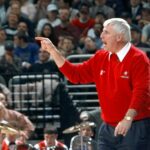 “Mamãe continua me chamando de esses nomes”: o treinador K lembra como Bob Knight não se lembrava de seu nome até a segunda classe.