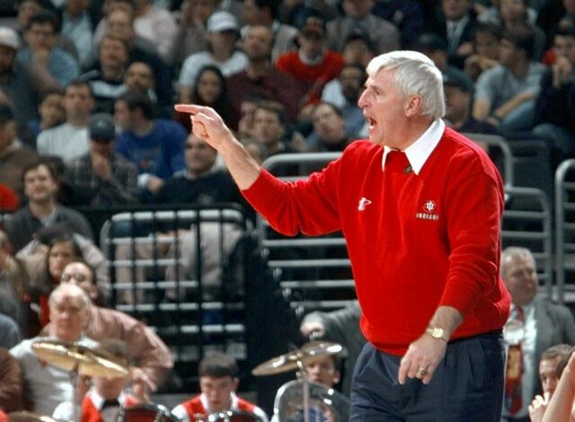 “Mamãe continua me chamando de esses nomes”: o treinador K lembra como Bob Knight não se lembrava de seu nome até a segunda classe.

