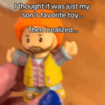 Mamãe vista filho brincando com novo brinquedo, depois tem conquista emocional