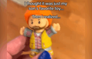 Mamãe vista filho brincando com novo brinquedo, depois tem conquista emocional Mamãe vista filho brincando com novo brinquedo, depois tem conquista emocional