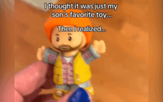 Mamãe vista filho brincando com novo brinquedo, depois tem conquista emocional

