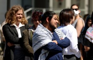 Manifestantes de Stanford que estão expostos ao vandalismo devido a crimes Manifestantes de Stanford que estão expostos ao vandalismo devido a crimes