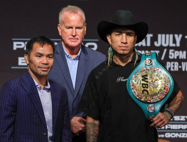 Tom Brown (C), chefe de promoções da TGB, durante as conferências de notícias no MGM Grand Hotel & Manny Pacquiao (L) e campeão dos médios do WBC Mario Barrios (R); O Casino está em Las Vegas em 16 de julho de 2025 em Nevada.
